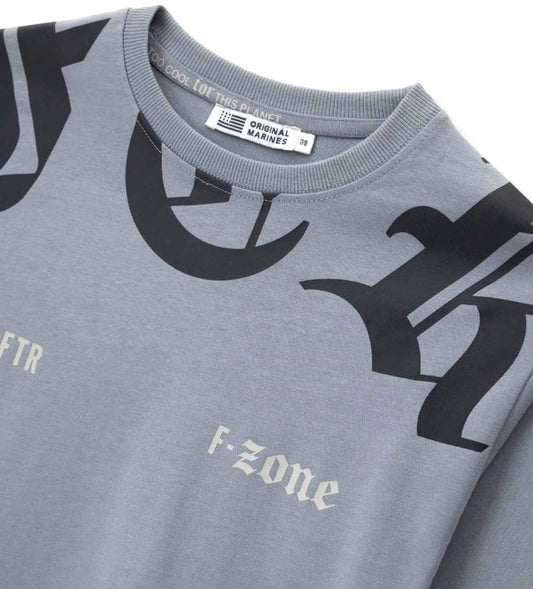 Βαμβακερή μπλούζα με μακριά μανίκια και φαρδιά γραμμή, για μοντέρνα και άνετη εμφάνιση. Διαθέτει ριμπ στρογγυλή λαιμόκοψη, τυπώματα και κεντημένη ετικέτα για μια ξεχωριστή πινελιά στυλ.