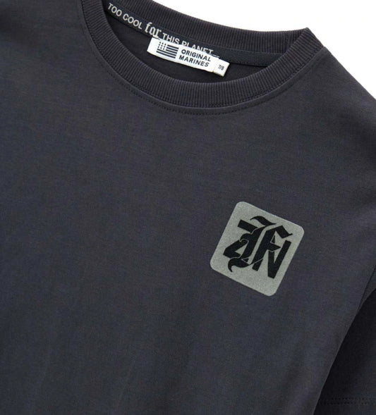 Βαμβακερό T-shirt με oversized γραμμή και μακριά μανίκια με εφέ διπλής στρώσης για μοντέρνο street look. Διαθέτει ριμπ στρογγυλή λαιμόκοψη, στάμπες και κεντημένη ετικέτα, συνδυάζοντας άνεση και στυλ για casual εμφανίσεις με χαρακτήρα.