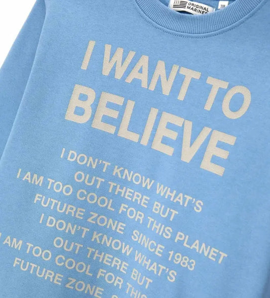 Φούτερ σε φαρδιά γραμμή από ζεστό βαμβάκι, ιδανικό για casual και μοντέρνα εμφάνιση. Διαθέτει μακριά μανίκια, στρογγυλή λαιμόκοψη, ριμπ τελειώματα και τυπώματα για μια σύγχρονη πινελιά.