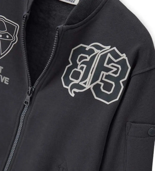 Μπουφάν bomber σε φαρδιά γραμμή από ζεστό βαμβάκι, με street style εμφάνιση. Διαθέτει μακριά μανίκια, τσέπες με ρέλι και τσέπη με καπάκι στο μανίκι, ριμπ τελειώματα, τυπώματα και κεντημένη ετικέτα για πρωτότυπο και μοντέρνο look.