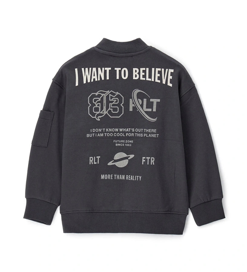 Μπουφάν bomber σε φαρδιά γραμμή από ζεστό βαμβάκι, με street style εμφάνιση. Διαθέτει μακριά μανίκια, τσέπες με ρέλι και τσέπη με καπάκι στο μανίκι, ριμπ τελειώματα, τυπώματα και κεντημένη ετικέτα για πρωτότυπο και μοντέρνο look.