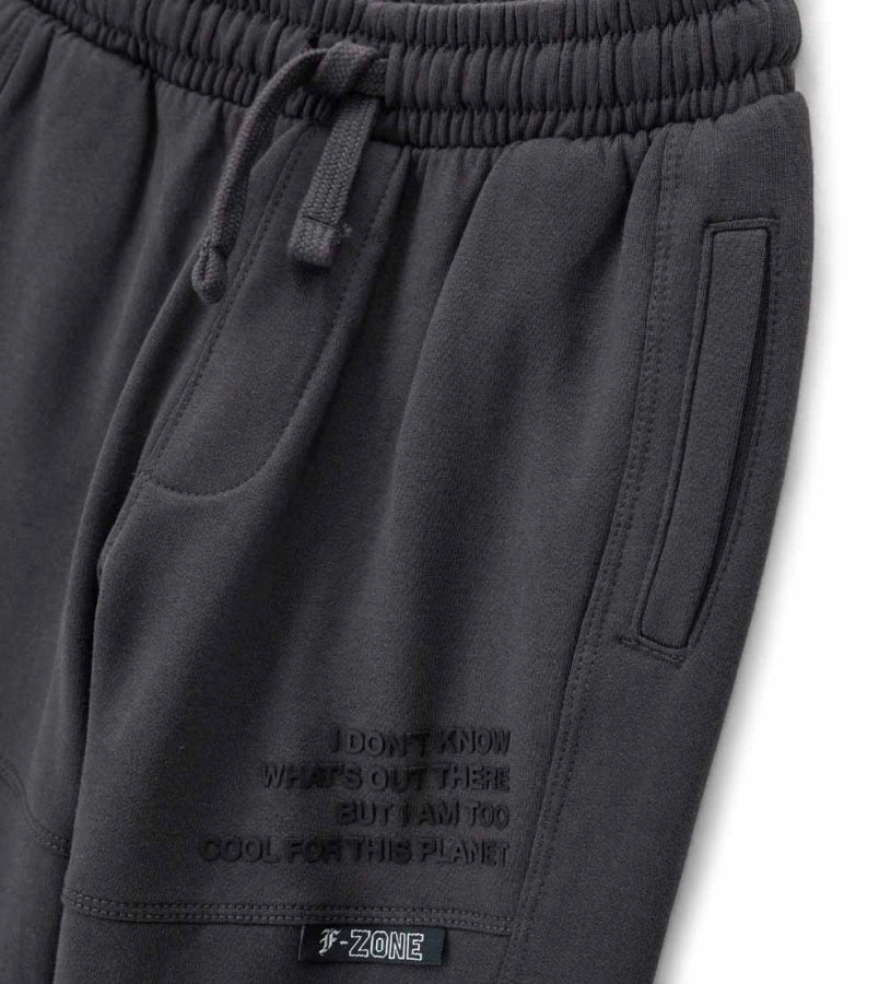 Παιδικό παντελόνι φόρμας από βαμβάκι, άνετο και μοντέρνο. Διαθέτει ρυθμιζόμενη μέση, ριμπ τελειώματα και φερμουάρ στο κάτω μέρος για δυναμικό στυλ. Το τύπωμα και η κεντημένη ετικέτα προσθέτουν μια ξεχωριστή και σύγχρονη πινελιά. Ιδανικό για casual και σπορ εμφανίσεις με άνεση και χαρακτήρα.