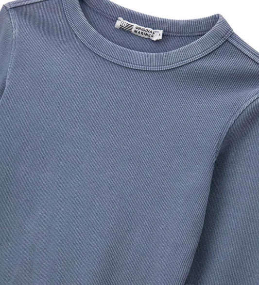 Μπλούζα από βαμβάκι σε ριπ ύφανση και βαφή ενδύματος, με απλό και μοντέρνο στιλ. Διαθέτει μακριά μανίκια και στρογγυλή λαιμόκοψη για άνεση και πρακτικότητα, καθώς και κεντημένη ετικέτα για κομψή και ξεχωριστή πινελιά.