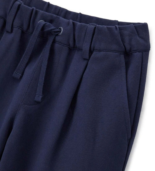 Παντελόνι βαμβακερό με ρυθμιζόμενο κορδόνι στη μέση σε αντίθετο χρώμα. Λεπτομέρειες όπως εφαρμογές και κεντήματα προσθέτουν μια μοντέρνα και στυλάτη πινελιά σε ένα άνετο και σύγχρονο κομμάτι.