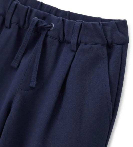 Παντελόνι βαμβακερό με ρυθμιζόμενο κορδόνι στη μέση σε αντίθετο χρώμα. Λεπτομέρειες όπως εφαρμογές και κεντήματα προσθέτουν μια μοντέρνα και στυλάτη πινελιά σε ένα άνετο και σύγχρονο κομμάτι.