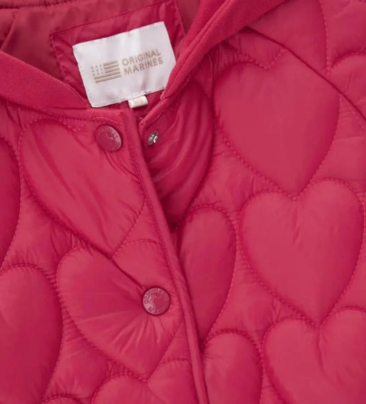 Παιδικό καπιτονέ μπουφάν από νάιλον με σχέδιο καρδιές, επένδυση και κουκούλα από απαλό fleece. Διαθέτει μακριά μανίκια, ριμπ τελειώματα στη βάση, κουμπιά-σούστες, μπροστινές τσέπες και έμπλαστρο με λογότυπο από στρας για μια κομψή και μοντέρνα πινελιά. Ιδανικό για κοριτσίστικες χειμερινές εμφανίσεις με στυλ και ζεστασιά.