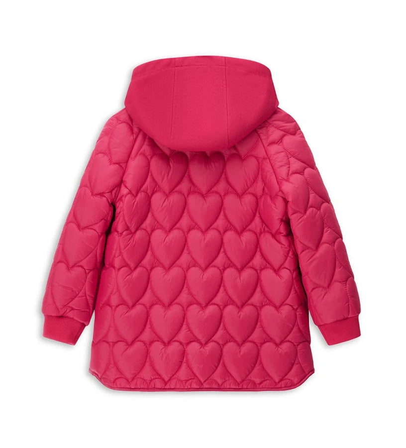 Παιδικό καπιτονέ μπουφάν από νάιλον με σχέδιο καρδιές, επένδυση και κουκούλα από απαλό fleece. Διαθέτει μακριά μανίκια, ριμπ τελειώματα στη βάση, κουμπιά-σούστες, μπροστινές τσέπες και έμπλαστρο με λογότυπο από στρας για μια κομψή και μοντέρνα πινελιά. Ιδανικό για κοριτσίστικες χειμερινές εμφανίσεις με στυλ και ζεστασιά.