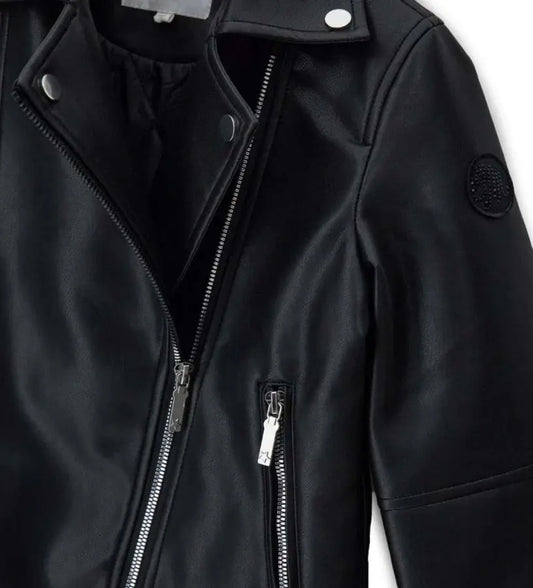 Παιδικό μπουφάν τύπου biker από οικολογικό δέρμα με γιακά με πέτα και μονόχρωμη εσωτερική επένδυση. Διαθέτει άνοιγμα με διακοσμητικό μεταλλικό φερμουάρ, μπροστινές τσέπες και έμπλαστρο με λογότυπο από στρας στο μανίκι, για τολμηρό και στιλάτο look. Ιδανικό για κοριτσίστικες εμφανίσεις με χαρακτήρα και στυλ.