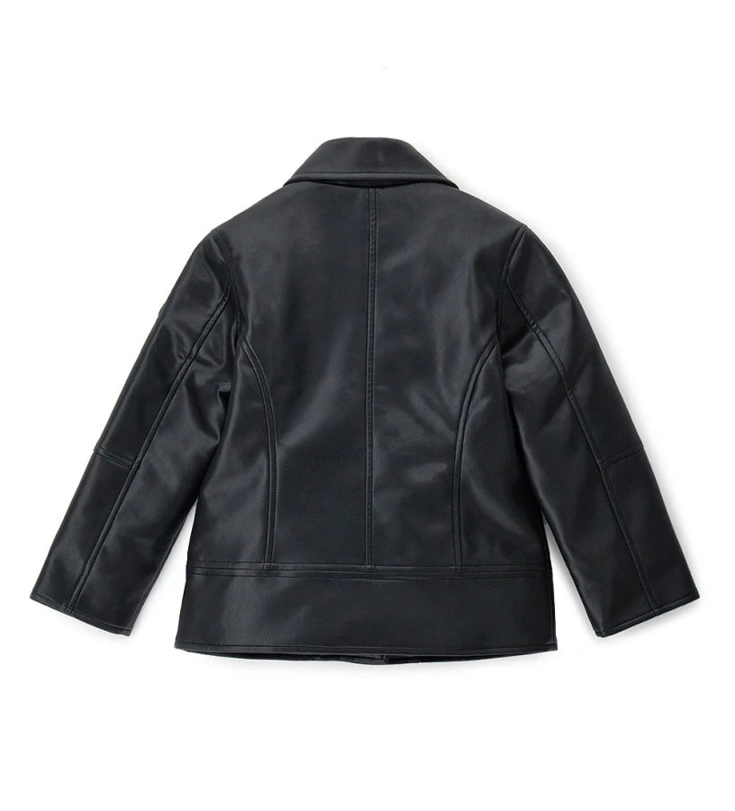 Παιδικό μπουφάν τύπου biker από οικολογικό δέρμα με γιακά με πέτα και μονόχρωμη εσωτερική επένδυση. Διαθέτει άνοιγμα με διακοσμητικό μεταλλικό φερμουάρ, μπροστινές τσέπες και έμπλαστρο με λογότυπο από στρας στο μανίκι, για τολμηρό και στιλάτο look. Ιδανικό για κοριτσίστικες εμφανίσεις με χαρακτήρα και στυλ.