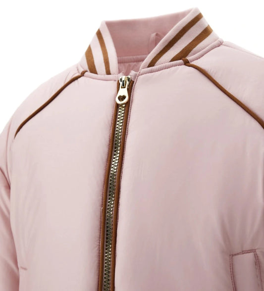 Μπουφάν από καπιτονέ και επενδυμένο νάιλον με γιακά από ψεύτικη γούνα και μακριά μανίκια. Διαθέτει επένδυση από νάιλον, ίσιο άνοιγμα με φερμουάρ, μπροστινές τσέπες και κεντημένο έμπλαστρο στο μπροστινό μέρος, για ζεστή και μοντέρνα εμφάνιση.