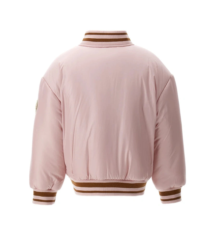 Μπουφάν από καπιτονέ και επενδυμένο νάιλον με γιακά από ψεύτικη γούνα και μακριά μανίκια. Διαθέτει επένδυση από νάιλον, ίσιο άνοιγμα με φερμουάρ, μπροστινές τσέπες και κεντημένο έμπλαστρο στο μπροστινό μέρος, για ζεστή και μοντέρνα εμφάνιση.