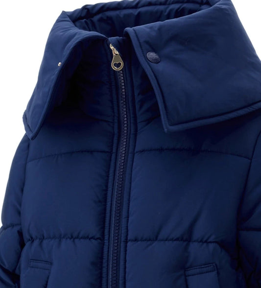 Καπιτονέ μπουφάν από νάιλον με γέμισμα, γιακά αναστρέψιμο και μακριά μανίκια. Επένδυση από νάιλον σετ, άνοιγμα με φερμουάρ, μπροστινές τσέπες και απλικέ λογότυπο με στρας για ένα μοντέρνο και μοντέρνο στυλ.