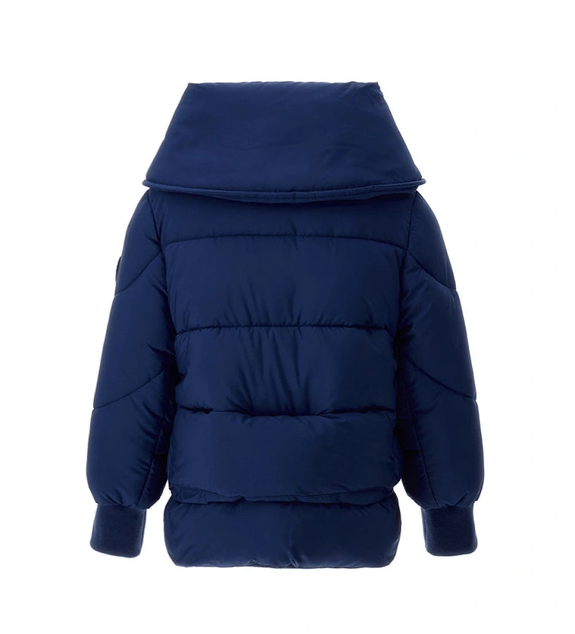 Καπιτονέ μπουφάν από νάιλον με γέμισμα, γιακά αναστρέψιμο και μακριά μανίκια. Επένδυση από νάιλον σετ, άνοιγμα με φερμουάρ, μπροστινές τσέπες και απλικέ λογότυπο με στρας για ένα μοντέρνο και μοντέρνο στυλ.