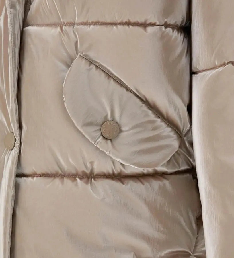 Καπιτονέ μπουφάν από νάιλον με επένδυση, κουκούλα και μακριά μανίκια με κρυφή ριμπ τελειώματα. Εσωτερική φόδρα από νάιλον στο ίδιο χρώμα, κλείσιμο με κουμπιά-σούστες, κρυφό φερμουάρ και μπροστινές τσέπες για ένα πρακτικό και μοντέρνο στυλ.