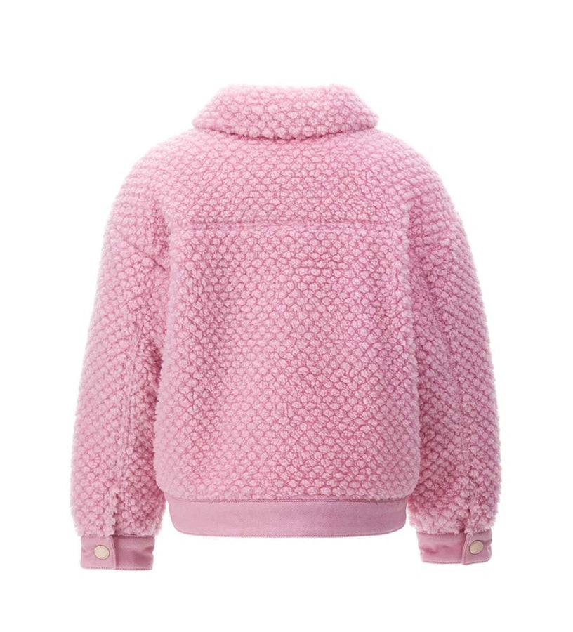 Παιδικό μπουφάν από πολύχρωμη ψεύτικη γούνα με καπιτονέ και επενδυμένο εσωτερικό για επιπλέον ζεστασιά. Διαθέτει γιακά πουκαμίσου, διαγώνια τελειώματα από ύφασμα, κουμπιά-σούστες, μπροστινές τσέπες και κεντημένο έμπλαστρο με λογότυπο. Ένα ζεστό και μοντέρνο κομμάτι, ιδανικό για κοριτσίστικες εμφανίσεις με στυλ και παιχνιδιάρικο χαρακτήρα.