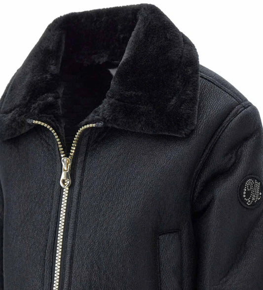 Κοντό μπουφάν από ψεύτικο δέρμα προβάτου με γιακά και μακριά μανίκια. Διαθέτει μπροστινές τσέπες, άνοιγμα με φερμουάρ και έμπλαστρο με λογότυπο από στρας στο μανίκι, για μοντέρνα και κομψή εμφάνιση.