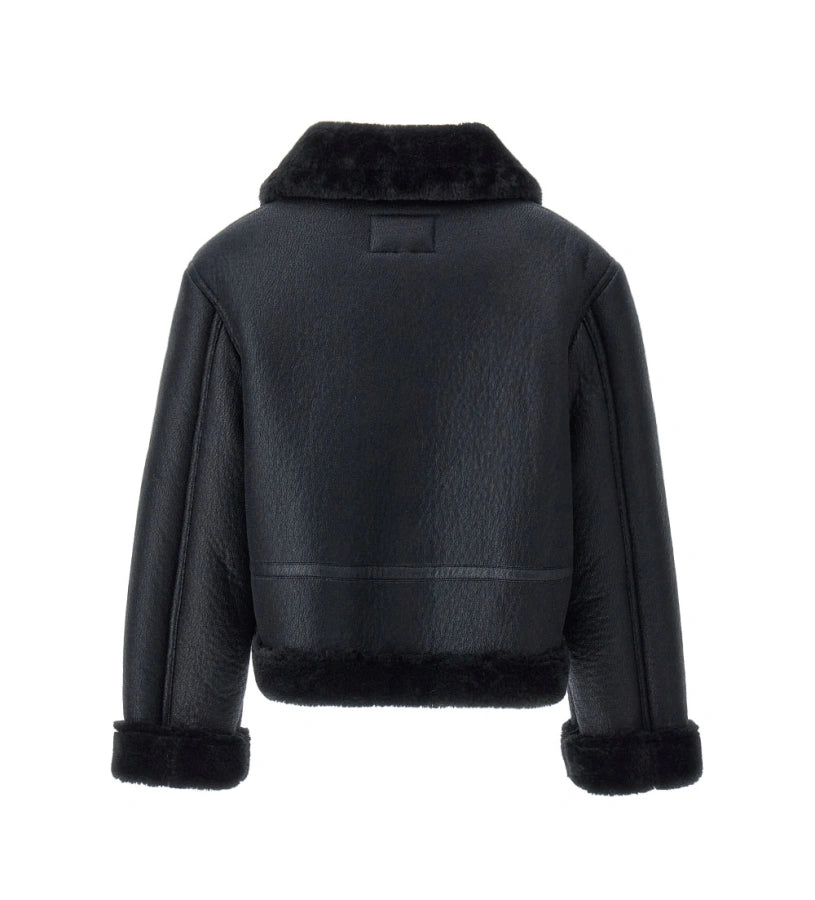 Κοντό μπουφάν από ψεύτικο δέρμα προβάτου με γιακά και μακριά μανίκια. Διαθέτει μπροστινές τσέπες, άνοιγμα με φερμουάρ και έμπλαστρο με λογότυπο από στρας στο μανίκι, για μοντέρνα και κομψή εμφάνιση.