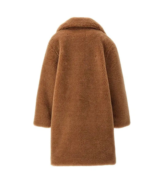 Μακρύ παλτό από οικολογική γούνα με γιακά πέτο και μακριά μανίκια. Διαθέτει μπροστινές τσέπες, φόδρα από νάιλον και κλείσιμο με κουμπιά για ένα κομψό και εκλεπτυσμένο look, ιδανικό για κάθε περίσταση.