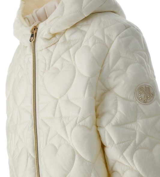 Καπιτονέ και ενισχυμένο παρκά με κουκούλα επενδυμένη με βελούδινη μουσελίνα και μακριά μανίκια. Διαθέτει φόδρα από νάιλον σε αντίστοιχο χρώμα, φερμουάρ στο μπροστινό μέρος, πρακτικές τσέπες και διακοσμητικό λογότυπο με στρας. Ένα ζεστό και κομψό παλτό που συνδυάζει άνεση και μόδα για τις πιο κρύες μέρες.