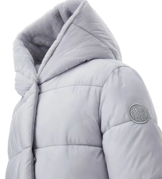 Καπιτονέ και επενδυμένο παρκά με κουκούλα επενδυμένη με ψεύτικη γούνα και μακριά μανίκια. Διαθέτει επένδυση από νάιλον σε συνδυασμένο χρώμα, κρυφά κουμπιά-σούστες, φερμουάρ με ψεύτικη γούνα και μπροστινές τσέπες. Έμπλαστρο με λογότυπο από στρας για κομψή και ζεστή εμφάνιση.