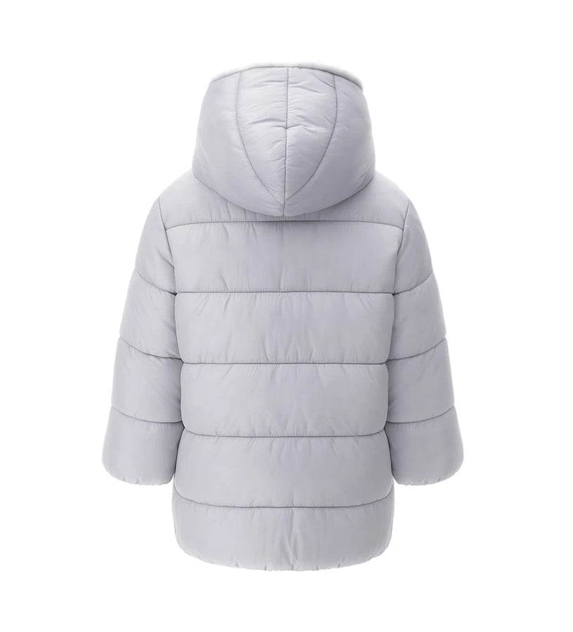 Καπιτονέ και επενδυμένο παρκά με κουκούλα επενδυμένη με ψεύτικη γούνα και μακριά μανίκια. Διαθέτει επένδυση από νάιλον σε συνδυασμένο χρώμα, κρυφά κουμπιά-σούστες, φερμουάρ με ψεύτικη γούνα και μπροστινές τσέπες. Έμπλαστρο με λογότυπο από στρας για κομψή και ζεστή εμφάνιση.