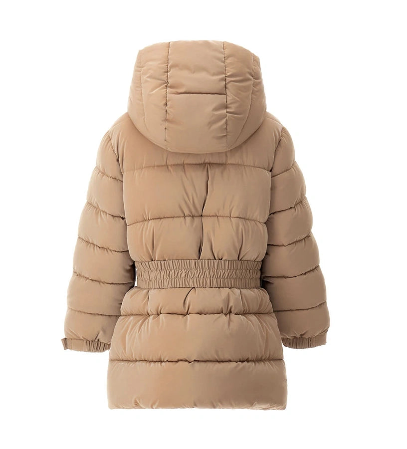 Καπιτονέ και επενδυμένο παρκά με κουκούλα επενδυμένη με ψεύτικη γούνα και μακριά μανίκια. Διαθέτει επένδυση από νάιλον σε συνδυασμένο χρώμα, μπροστινό φερμουάρ, αποσπώμενη ζώνη με τσαντάκι από ψεύτικη γούνα και έμπλαστρο με λογότυπο από στρας.