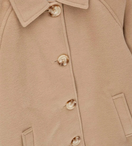 Παλτό από ύφασμα με γιακά πουκαμίσου και ρεγκλάν μανίκια. Διαθέτει φόδρα από νάιλον σε ίδιο χρώμα, μπροστινό κλείσιμο με κουμπιά και τσέπες για ένα κομψό και πρακτικό look.