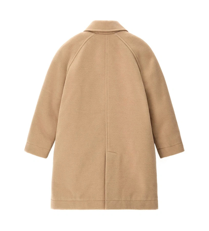 Παλτό από ύφασμα με γιακά πουκαμίσου και ρεγκλάν μανίκια. Διαθέτει φόδρα από νάιλον σε ίδιο χρώμα, μπροστινό κλείσιμο με κουμπιά και τσέπες για ένα κομψό και πρακτικό look.