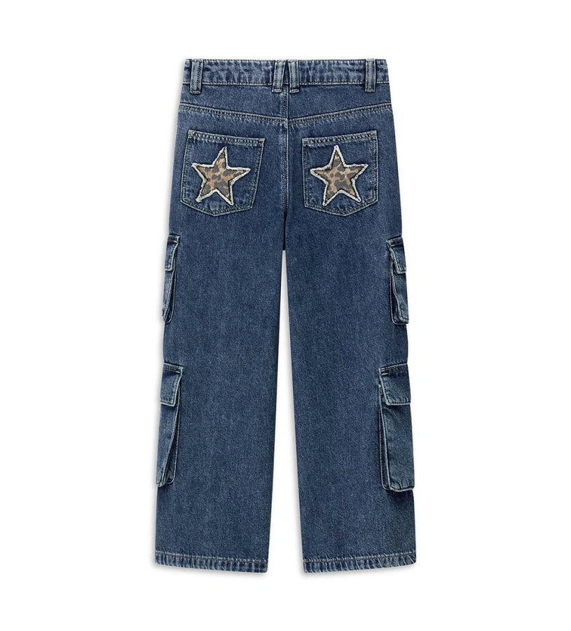 Urban και λειτουργικά cargo τζιν με ρυθμιζόμενη εσωτερική ζώνη και άνετες μπροστινές τσέπες. Τα τζιν διαθέτουν επίσης patch τσέπες στο πίσω μέρος, πλαϊνές τσέπες με καπάκι και αποσπώμενο κρεμαστό αρκουδάκι.