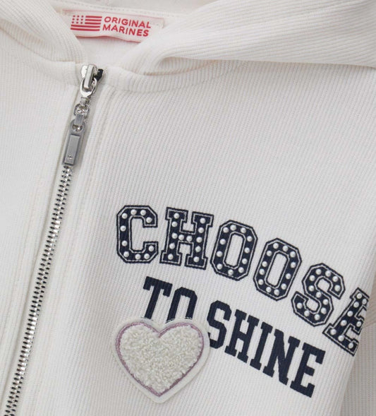 Ζακέτα με κουκούλα σε ριπ ύφανση, με μακριά μανίκια και ριμπ τελειώματα. Διαθέτει κλείσιμο με φερμουάρ, τύπωμα και απλικέ στο μπροστινό μέρος, καθώς και τύπωμα στο πίσω, για μοντέρνα και σπορ εμφάνιση.