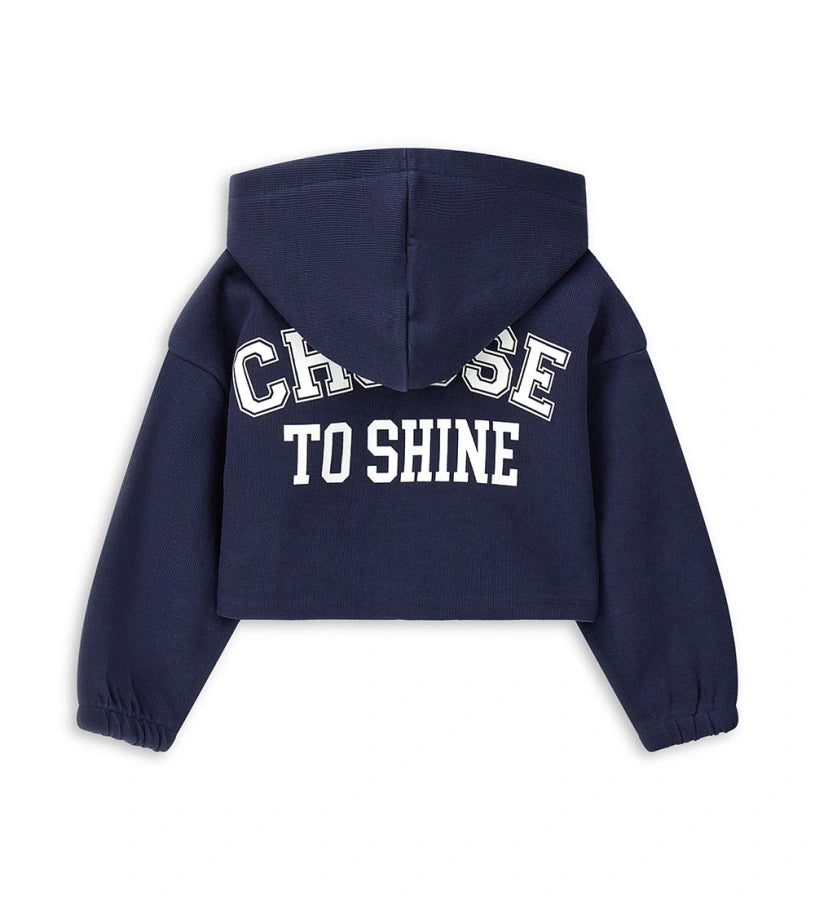 Ζακέτα με κουκούλα σε ριπ ύφανση, με μακριά μανίκια και ριμπ τελειώματα. Διαθέτει κλείσιμο με φερμουάρ, τύπωμα και απλικέ στο μπροστινό μέρος, καθώς και τύπωμα στο πίσω, για μοντέρνα και σπορ εμφάνιση.