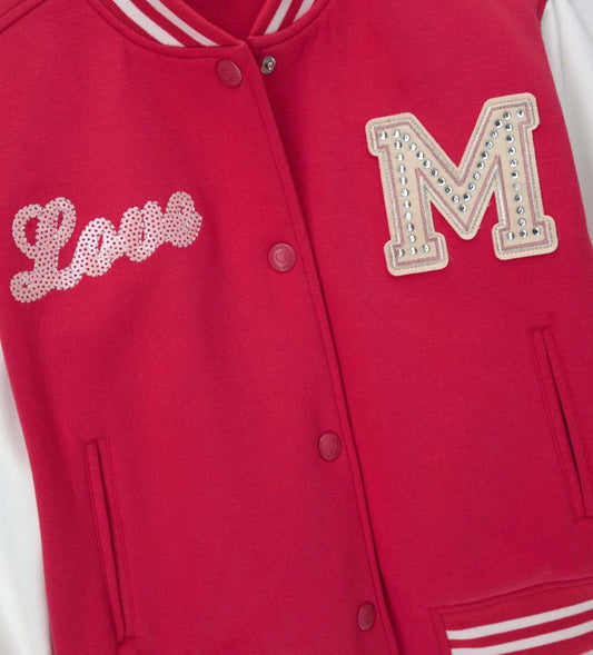 Μπουφάν bomber από ελαστικό βαμβάκι με στρογγυλή λαιμόκοψη και μακριά ριμπ μανίκια. Κλείσιμο με κουμπιά-σούστες, μπροστινές τσέπες με τελείωμα με ανεπεξέργαστες άκρες και κέντημα για ένα δυναμικό και κομψό στυλ.