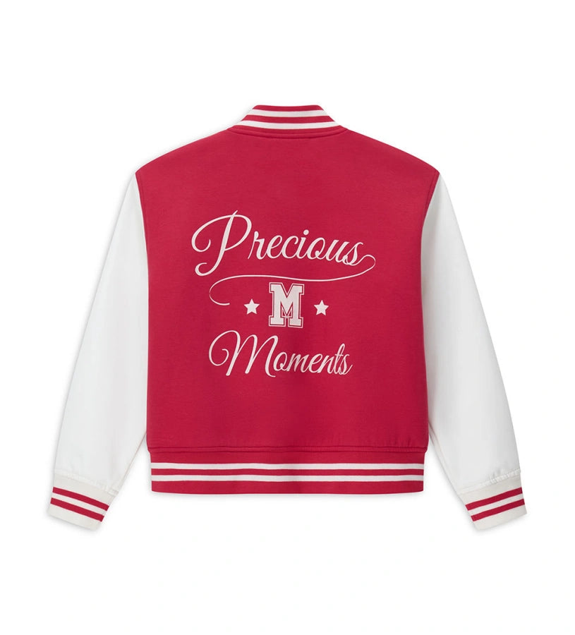 Μπουφάν bomber από ελαστικό βαμβάκι με στρογγυλή λαιμόκοψη και μακριά ριμπ μανίκια. Κλείσιμο με κουμπιά-σούστες, μπροστινές τσέπες με τελείωμα με ανεπεξέργαστες άκρες και κέντημα για ένα δυναμικό και κομψό στυλ.