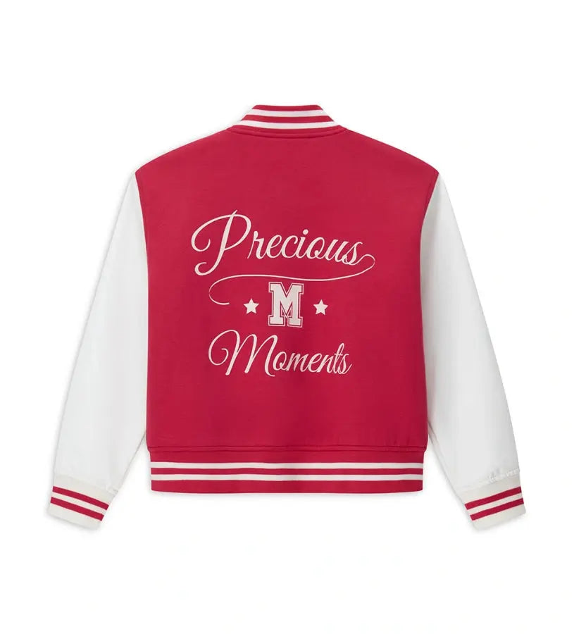 Μπουφάν bomber από ελαστικό βαμβάκι με στρογγυλή λαιμόκοψη και μακριά ριμπ μανίκια. Κλείσιμο με κουμπιά-σούστες, μπροστινές τσέπες με τελείωμα με ανεπεξέργαστες άκρες και κέντημα για ένα δυναμικό και κομψό στυλ.