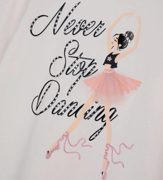 Μπλούζα από ελαστικό βαμβάκι με στρογγυλή λαιμόκοψη και μακριά μανίκια. Το τύπωμα και οι λεπτομέρειες με στρας προσθέτουν μια λαμπερή και μοντέρνα πινελιά.