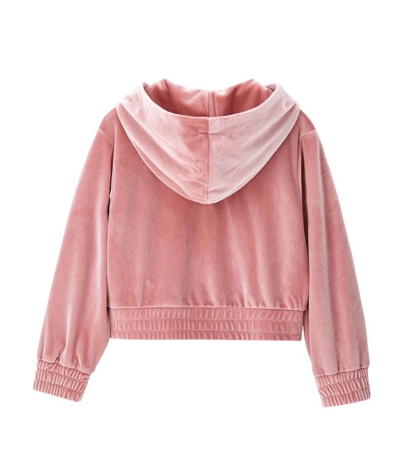 Απαλή ζακέτα με κουκούλα από βελούδινο chenille, με μακριά μανίκια και λάστιχο στα τελειώματα για άνετη εφαρμογή. Το συνδυασμένο μπροστινό φερμουάρ και το διακοσμητικό κέντημα προσθέτουν μια κομψή πινελιά στυλ.