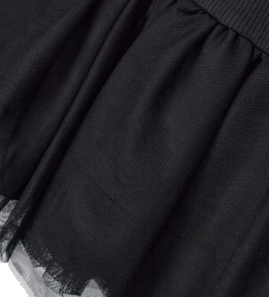 Φόρεμα σε ριπ ύφανση με κομψό ψηλό γιακά και μακριά μανίκια. Το κάτω μέρος είναι διακοσμημένο με ένθετο από τούλι, κέντημα στο μπροστινό μέρος και πρακτικό πίσω άνοιγμα με φερμουάρ σε τονικό χρώμα.