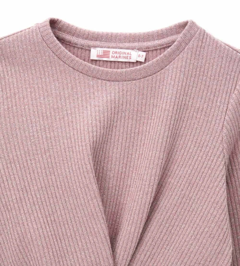 Σετ από ριπ ύφασμα με νήματα lurex που περιλαμβάνει μπλούζα με μακριά μανίκια και σταυρωτό μπροστινό σχέδιο, καθώς και παντελόνι καμπάνα με ελαστική μέση. Το μεταλλικό διακοσμητικό με λογότυπο ολοκληρώνει το look, προσθέτοντας μια κομψή και λαμπερή πινελιά. Ιδανικό για κοριτσίστικες εμφανίσεις με στυλ και άνεση.