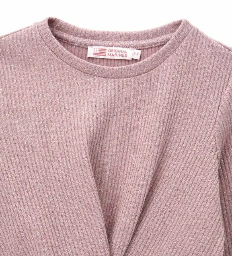 Σετ από ριπ ύφασμα με νήματα lurex που περιλαμβάνει μπλούζα με μακριά μανίκια και σταυρωτό μπροστινό σχέδιο, καθώς και παντελόνι καμπάνα με ελαστική μέση. Το μεταλλικό διακοσμητικό με λογότυπο ολοκληρώνει το look, προσθέτοντας μια κομψή και λαμπερή πινελιά. Ιδανικό για κοριτσίστικες εμφανίσεις με στυλ και άνεση.