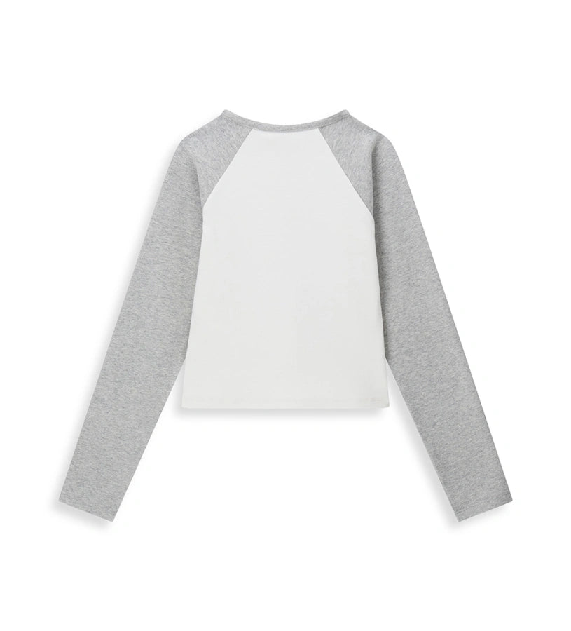 Μπλούζα με ρέγκλαν μανίκια σε αντίθεση και δυναμικό, μοντέρνο σχεδιασμό. Διακοσμημένη με τύπωμα και απλικέ στο μπροστινό μέρος για μια πρωτότυπη και στιλάτη πινελιά.