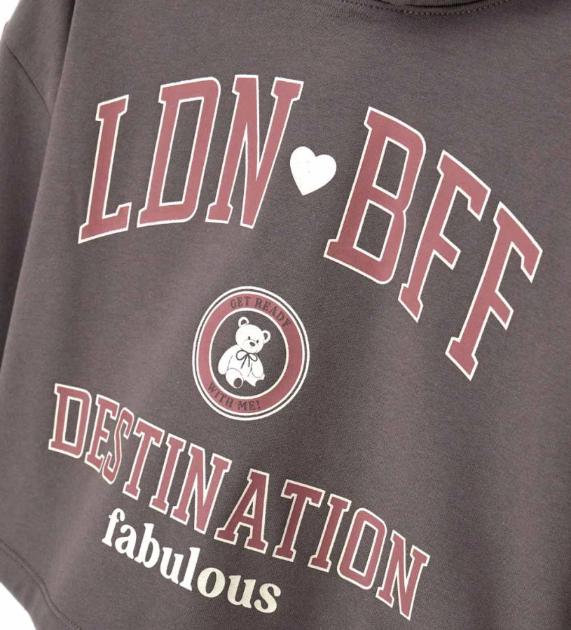 Βαμβακερή μπλούζα με κουκούλα και τύπωμα. Τα ριμπ τελειώματα προσθέτουν στυλ και άνεση για μια μοντέρνα εμφάνιση.