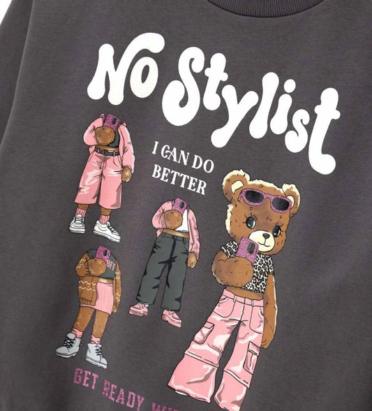 Παιδικό φούτερ από βαμβάκι με στρογγυλή λαιμόκοψη, ριμπ τελειώματα και τύπωμα στο μπροστινό μέρος. Ένα μοντέρνο και άνετο κομμάτι, ιδανικό για κάθε καθημερινή εμφάνιση. Συνδυάζει στυλ και πρακτικότητα, προσφέροντας ζεστασιά και ευκολία στην κίνηση.