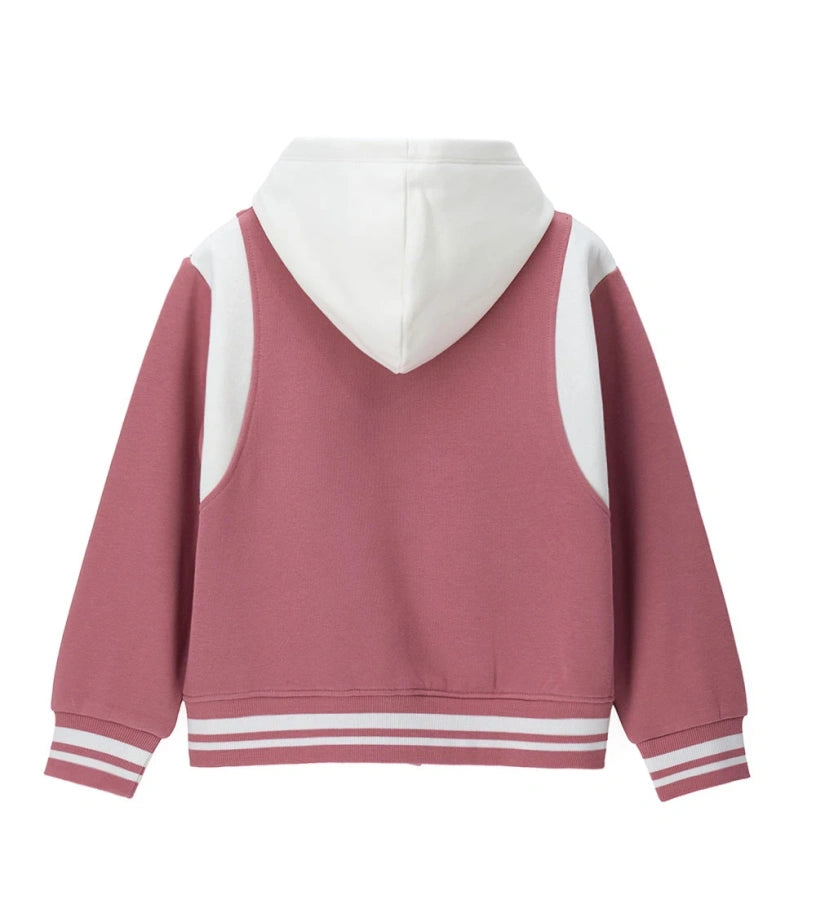 Ζακέτα από βαμβακερό ύφασμα fleece τύπου teddy με κουκούλα και λεπτομέρειες σε αντίθεση. Διαθέτει κουμπιά-σούστες, τσέπες με ρέλι, κέντημα και απλικέ στο μπροστινό μέρος για μοντέρνα και ξεχωριστή εμφάνιση.