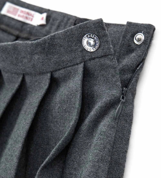 Βαμβακερή φούστα με ρυθμιζόμενη μέση, κρυφό φερμουάρ, διακοσμητικό κουμπί-κόσμημα, μπροστινή τσέπη και πιέτες στο πίσω μέρος και μερικώς στο μπροστινό, για κομψή και εξαιρετικά θηλυκή εμφάνιση.