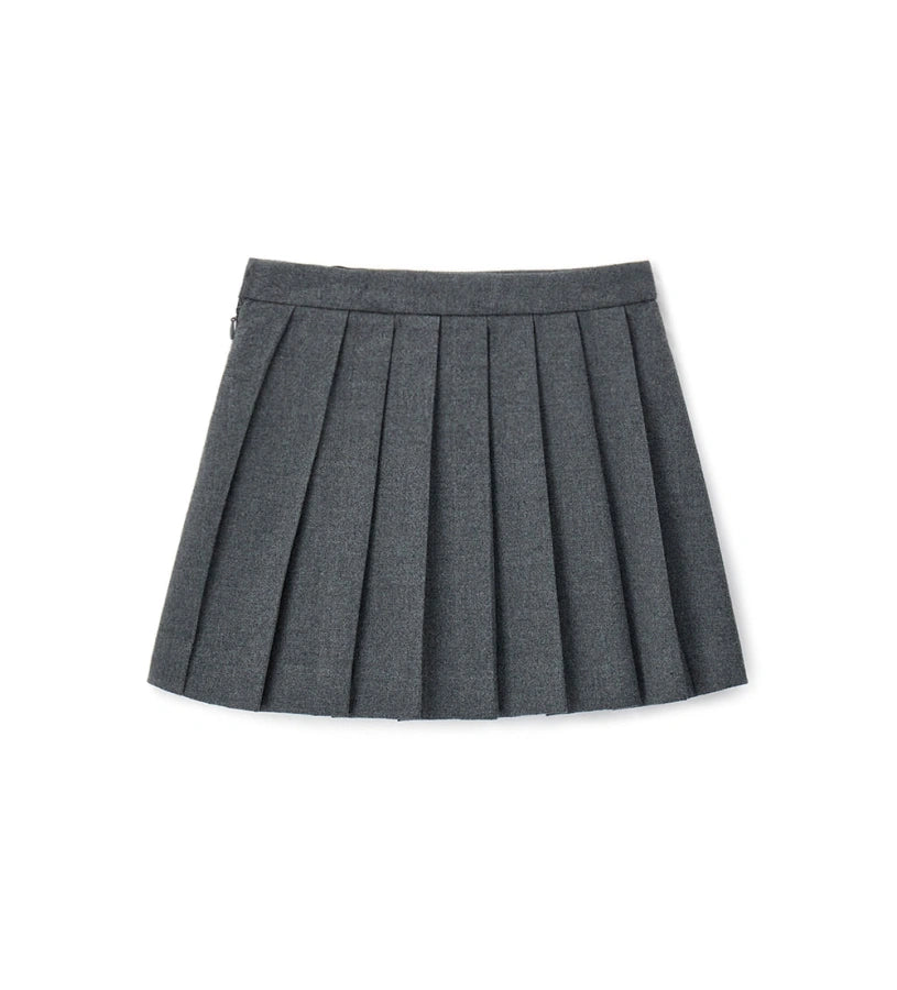 Βαμβακερή φούστα με ρυθμιζόμενη μέση, κρυφό φερμουάρ, διακοσμητικό κουμπί-κόσμημα, μπροστινή τσέπη και πιέτες στο πίσω μέρος και μερικώς στο μπροστινό, για κομψή και εξαιρετικά θηλυκή εμφάνιση.