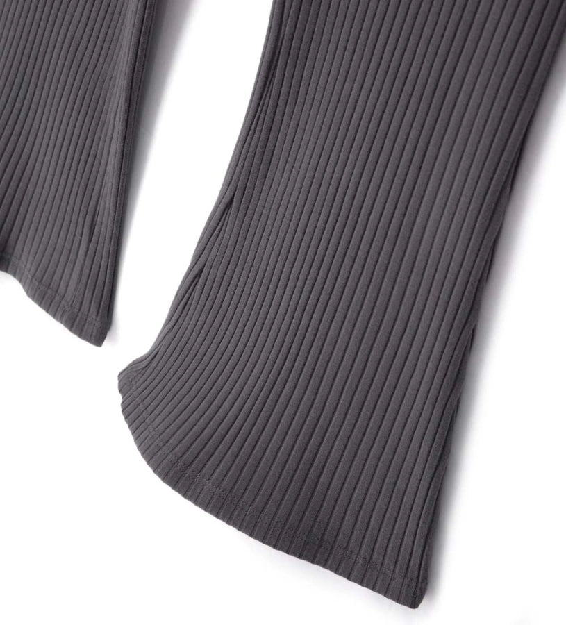 Κολάν καμπάνα από ελαστικό βαμβάκι σε ριπ ύφανση, με άνετη ελαστική μέση. Ένα ευέλικτο και μοντέρνο κομμάτι, ιδανικό για casual και στιλάτες εμφανίσεις.