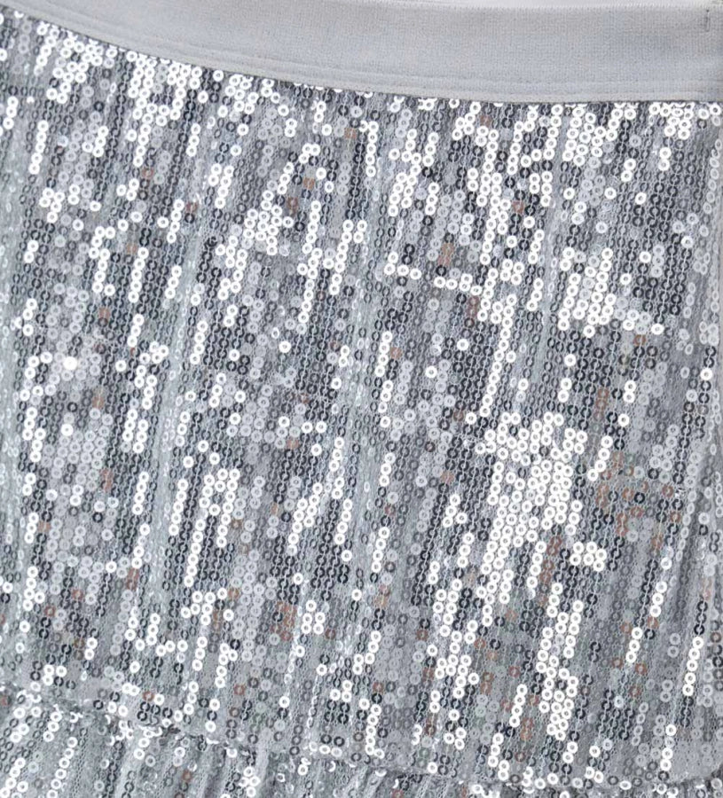 Φούστα από ύφασμα με παγιέτες, ελαστική μέση και πλαϊνό άνοιγμα, με εσωτερική φόδρα από ελαστικό βαμβάκι για μια λαμπερή και εντυπωσιακή εμφάνιση.