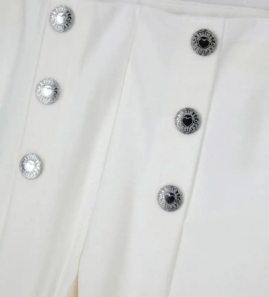 Παντελόνι από ύφασμα Milano με ελαστική μέση για άνετη εφαρμογή. Διακοσμημένα κουμπιά με λεπτομέρειες στο μπροστινό μέρος, ιδανικό για κάθε περίσταση.