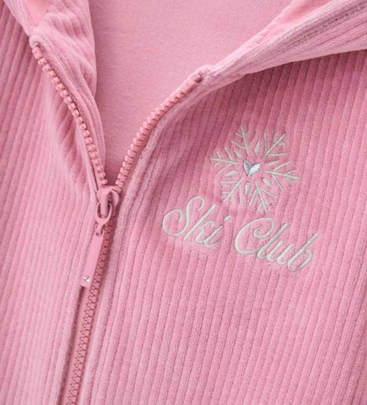 Ζακέτα με κουκούλα από απαλή και ζεστή πλεκτή βελούδινη chenille σε ριπ ύφανση. Διαθέτει μπροστινό άνοιγμα και διακοσμητικό κέντημα στο μπροστινό μέρος, για ένα cozy και super μοντέρνο look. Ιδανική για κοριτσίστικες χειμερινές εμφανίσεις με στυλ και άνεση.