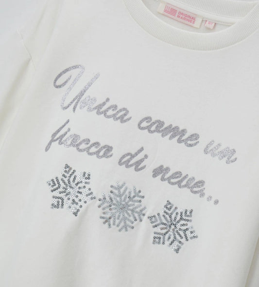 Φούτερ από ελαστικό βαμβάκι με στρογγυλή λαιμόκοψη και μακριά μανίκια. Διαθέτει ζεστή και απαλή φλις επένδυση εσωτερικά, καθώς και τύπωμα με γκλίτερ και παγιέτες στο μπροστινό μέρος για μια λαμπερή εμφάνιση.